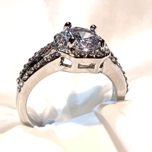 White sapphire brilliant cut in silver